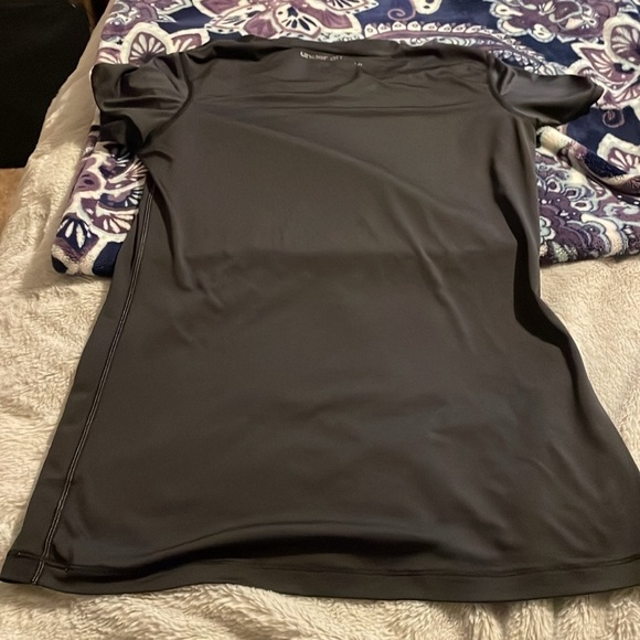 Under Armour Women's Heat Gear Active Shirt Sz M Workout Athleisure Hiking - Picture 2 of 5